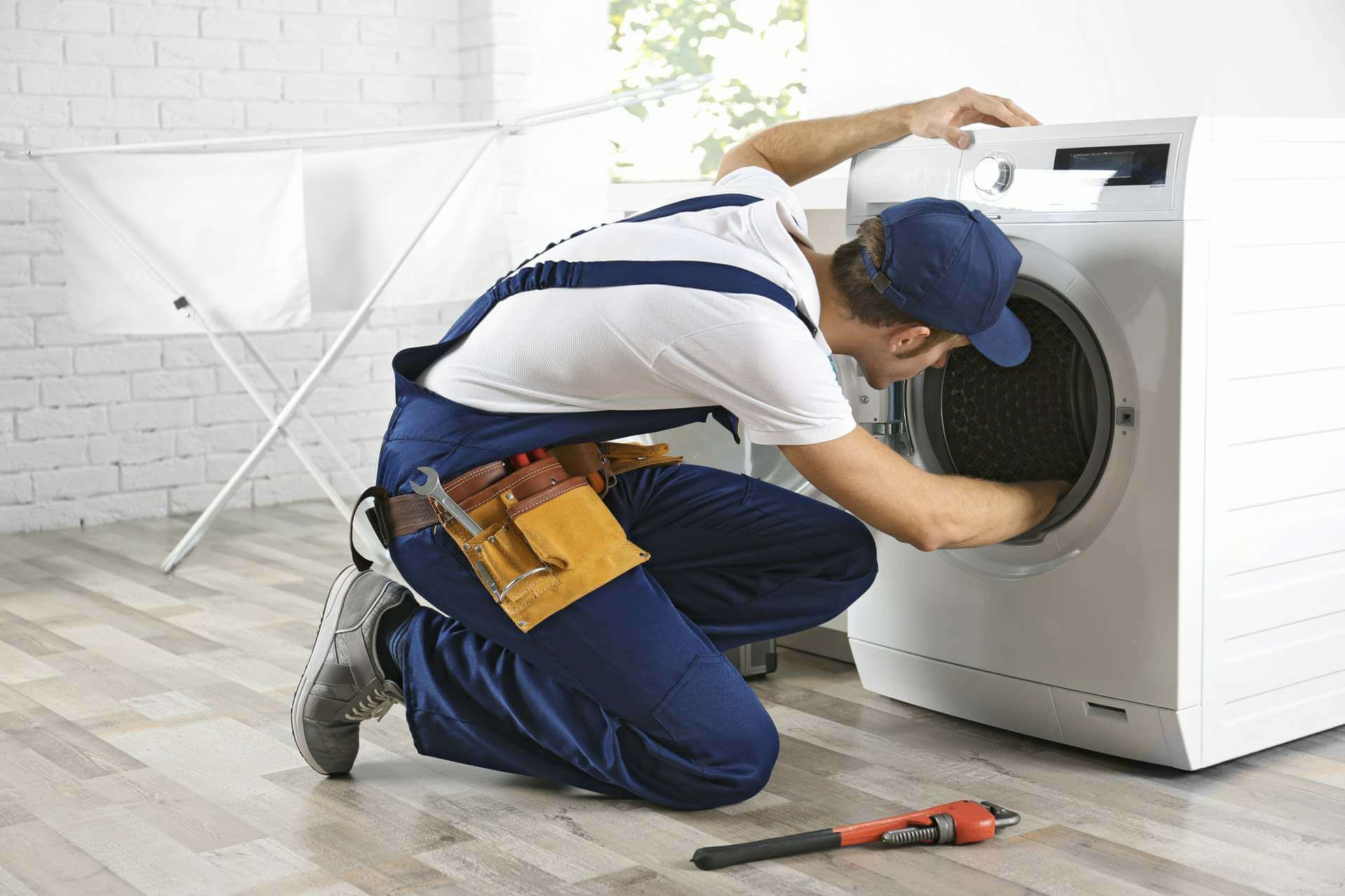 Técnico del servicio técnico Zanussi reparando electrodomésticos en Zamora