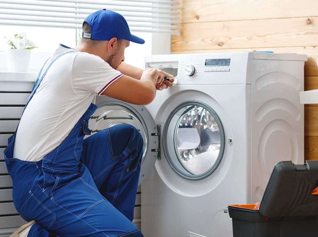Técnico del servicio técnico Zanussi reparando electrodoméstico en Zamora